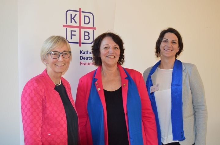 Ehrung Frau Hann durch den KDFB Landes- und Bundesverband (v.l. KDFB Vizepräsidenten Sabine Slawik, ehemalige KDFB Diözesanvorsitzende Edeltraud Hann und stellvertretende KDFB Landesvorsitzende Tanja Pichlmeier) © Kedem-Lanzl