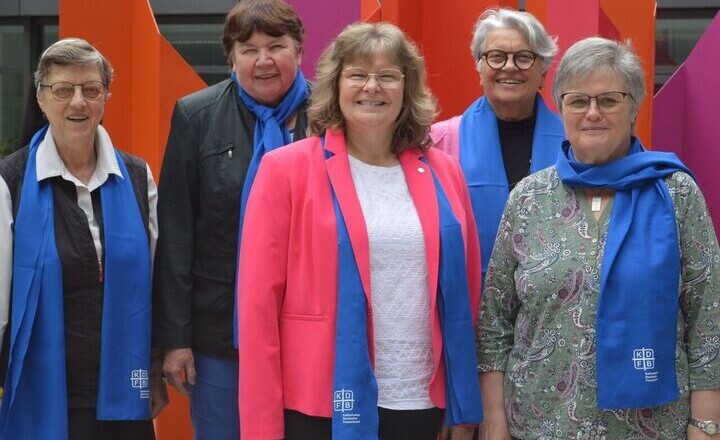 KDFB Bundespräsidentin Anja Karliczek mit Diözesanvorsitzender Anja Bauer (links) und Sprecherin Einzelmitglieder Adelgunde Wolpert (rechts) 